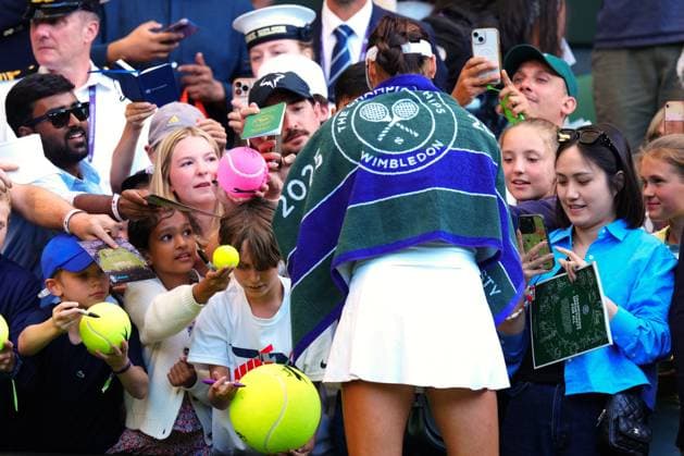 Emma Raducanu signing autographs after victory in her second round match Wimbledon Tennis Championships, Day 3, The All England Lawn Tennis and Croquet Club, London, UK - 02 Jul 2025London The All England Lawn Tennis and United Kingdom  Copyright: xJavierxGarcia Shutterstockx 15381941kb
