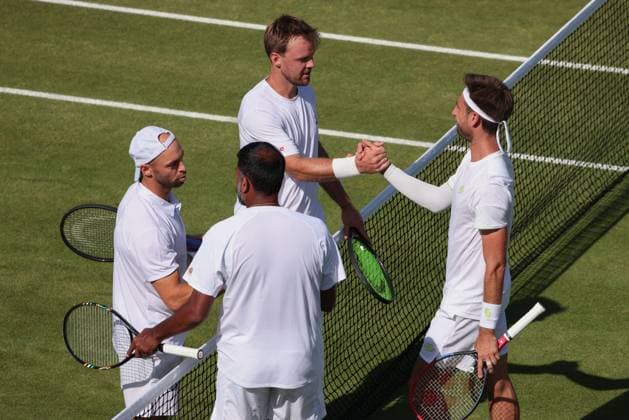 Rechts Sander Gille und Rohan Bopanna gratulieren den Siegern Kevin Krawietz, Tim Puetz (Kappe), Herren Doppel, Gentlemen s Doubles Tennis - Wimbledon 2025 - Grand Slam ITF ATP, Tennis Herren WTA, Tennis Damen - AELTC - London - - Great Britain - 2 July 2025. Copyright: xJuergenxHasenkopfx