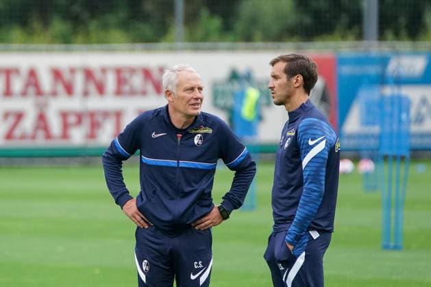 Christian Streich im Gespräch mit Julian Schuster (SC Freiburg, Trainer) - Archiv RECORD DATE NOT STATED - Copyright: xArnexAmbergx
