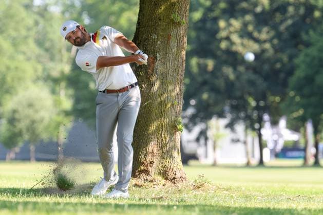 Amateur Tim Wiedemeyer (GER) schlaegt aus dem Rough, 36. BMW International Open 2025, Golf, DP World Tour, Herren, Runde 1, 03.07.2025 Eichenried Bayern Deutschland