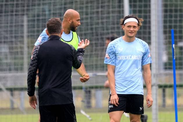 DEU, DFL, 2. FBL Hertha BSC, Training, 03.07.2025, Sportforum, Berlin, DEU, DFL, 2. FBL Hertha BSC, Training, im Bild Cheftrainer Stefan Leitl (Hertha BSC Berlin), Fabian Reese (Hertha BSC Berlin 11), John Anthony Brooks (Hertha BSC Berlin 25) DFL - regulations prohibit any use of Photographs as image sequences and or quasi-video