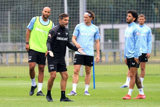 DEU, DFL, 2. FBL Hertha BSC, Training, 03.07.2025, Sportforum, Berlin, DEU, DFL, 2. FBL Hertha BSC, Training, im Bild Cheftrainer Stefan Leitl (Hertha BSC Berlin), Fabian Reese (Hertha BSC Berlin 11), John Anthony Brooks (Hertha BSC Berlin 25), Kevin Sessa (Hertha BSC Berlin 8) DFL - regulations prohibit any use of Photographs as image sequences and or quasi-video
