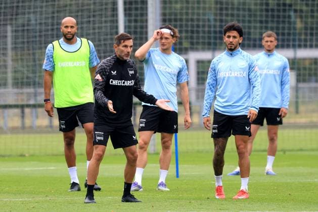 DEU, DFL, 2. FBL Hertha BSC, Training, 03.07.2025, Sportforum, Berlin, DEU, DFL, 2. FBL Hertha BSC, Training, im Bild Cheftrainer Stefan Leitl (Hertha BSC Berlin), Fabian Reese (Hertha BSC Berlin 11), John Anthony Brooks (Hertha BSC Berlin 25), Kevin Sessa (Hertha BSC Berlin 8) DFL - regulations prohibit any use of Photographs as image sequences and or quasi-video