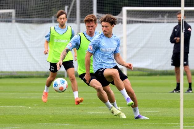 DEU, DFL, 2. FBL Hertha BSC, Training, 03.07.2025, Sportforum, Berlin, DEU, DFL, 2. FBL Hertha BSC, Training, im Bild Sebastian Groenning (Hertha BSC Berlin 17), Linus Gechter (Hertha BSC Berlin 44) DFL - regulations prohibit any use of Photographs as image sequences and or quasi-video