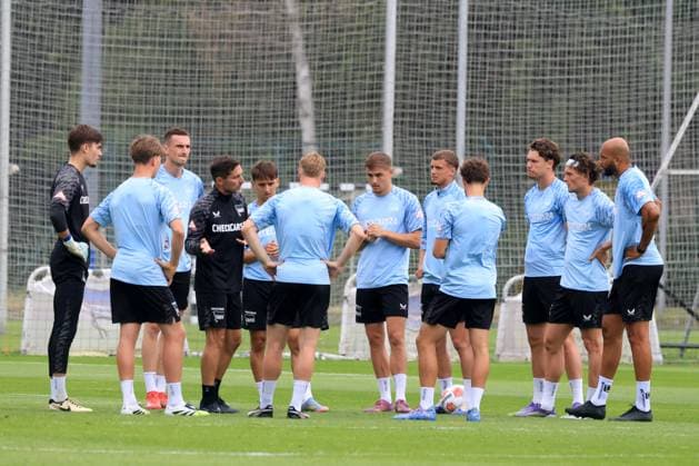DEU, DFL, 2. FBL Hertha BSC, Training, 03.07.2025, Sportforum, Berlin, DEU, DFL, 2. FBL Hertha BSC, Training, im Bild Cheftrainer Stefan Leitl (Hertha BSC Berlin), Hertha-Spielerkreis DFL - regulations prohibit any use of Photographs as image sequences and or quasi-video