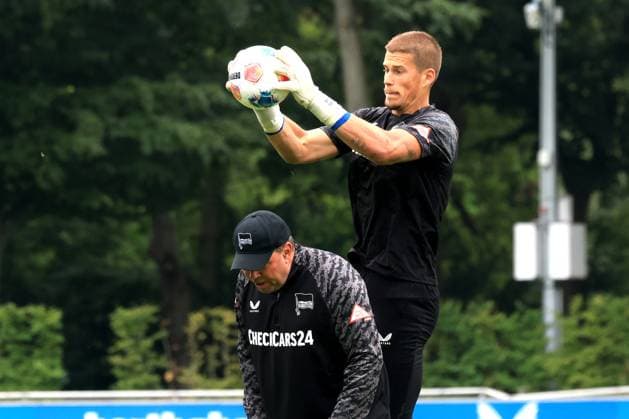 DEU, DFL, 2. FBL Hertha BSC, Training, 03.07.2025, Sportforum, Berlin, DEU, DFL, 2. FBL Hertha BSC, Training, im Bild Dennis Smarsch (Hertha BSC Berlin 12), Torwarttrainer Andreas Menger (Hertha BSC Berlin) DFL - regulations prohibit any use of Photographs as image sequences and or quasi-video