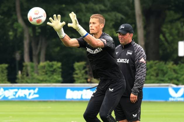 DEU, DFL, 2. FBL Hertha BSC, Training, 03.07.2025, Sportforum, Berlin, DEU, DFL, 2. FBL Hertha BSC, Training, im Bild Dennis Smarsch (Hertha BSC Berlin 12), Torwarttrainer Andreas Menger (Hertha BSC Berlin) DFL - regulations prohibit any use of Photographs as image sequences and or quasi-video