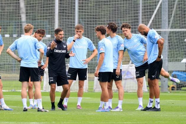 DEU, DFL, 2. FBL Hertha BSC, Training, 03.07.2025, Sportforum, Berlin, DEU, DFL, 2. FBL Hertha BSC, Training, im Bild Cheftrainer Stefan Leitl (Hertha BSC Berlin), Hertha-Spielerkreis DFL - regulations prohibit any use of Photographs as image sequences and or quasi-video