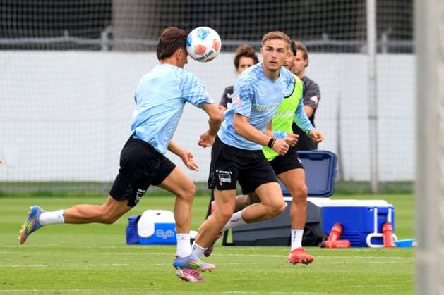 DEU, DFL, 2. FBL Hertha BSC, Training, 03.07.2025, Sportforum, Berlin, DEU, DFL, 2. FBL Hertha BSC, Training, im Bild Michal Karbownik (Hertha BSC Berlin 33), Marten Winkler (Hertha BSC Berlin 22) DFL - regulations prohibit any use of Photographs as image sequences and or quasi-video