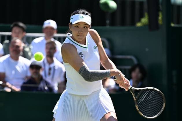 (250703) -- LONDON, July 3, 2025 -- Wang Xinyu hits a return during the women s singles second round match between Wang Xinyu of China and Zeynep Sonmez of T¨¹rkiye at the Wimbledon Tennis Championships in London, Britain, July 3, 2025. ) (SP)BRITAIN-LONDON-TENNIS-WIMBLEDON-WOMEN S SINGLES ZhaoxDingzhe 