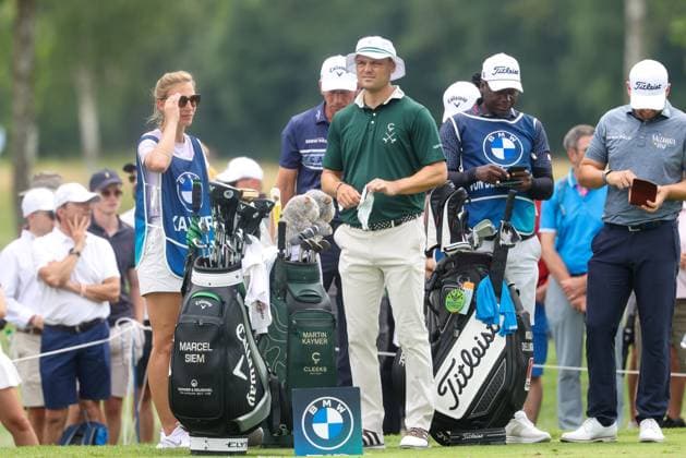Martin Kaymer mit Ehefrau Irene Scholz (Caddy), 36. BMW International Open 2025, Golf, DP World Tour, Herren, Runde 1, 03.07.2025 Eichenried Bayern Deutschland