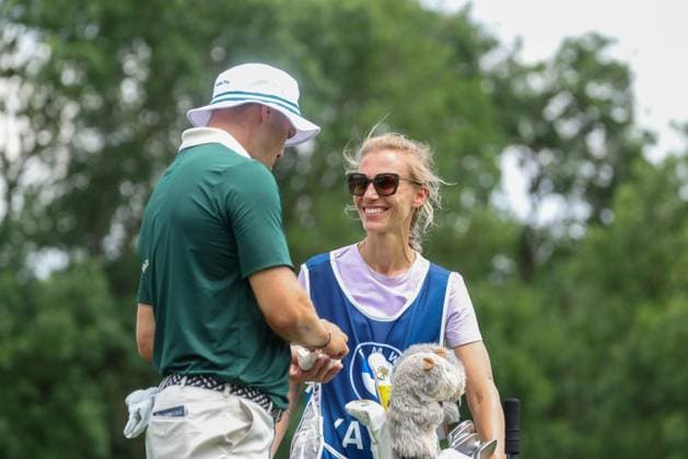 Ehefrau Irene Scholz (Caddy) und Martin Kaymer (GER), 36. BMW International Open 2025, Golf, DP World Tour, Herren, Runde 1, 03.07.2025 Eichenried Bayern Deutschland