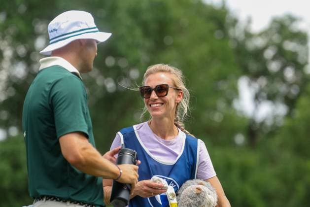 Ehefrau Irene Scholz (Caddy) und Martin Kaymer (GER), 36. BMW International Open 2025, Golf, DP World Tour, Herren, Runde 1, 03.07.2025 Eichenried Bayern Deutschland
