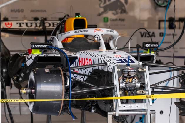 Formula 1 Qatar Airways British Grand Prix 2025 Alexis Perrin OVERTAKE MAXPPP - Silverstone 03 07 2025 Visa Cash APP Racing Bulls car in the box mechanics during the Formula 1 Qatar Airways British Grand Prix 2025, the 12th round of the 2025 FIA Formula 1 World Championship, WM, Weltmeisterschaft at the Silverstone Circuit in Silverstone, United Kingdom, from July 3 to 6, 2025 Silverstone United Kingdom  Copyright: xOVERTAKE MAXPPPxAlexisxPerrinx OVT202507033376 OVT202507033376
