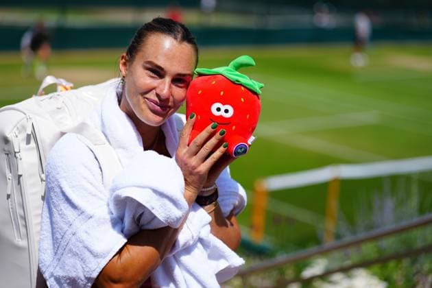 Aryna Sabalenka with a cuddly strawberry on the practice courts Wimbledon Tennis Championships, Day 4, The All England Lawn Tennis and Croquet Club, London, UK - 03 Jul 2025London The All England Lawn Tennis and United Kingdom  Copyright: xJavierxGarcia Shutterstockx 15382592ba