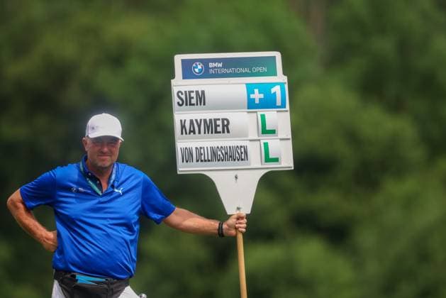 Helfer Mit Board von Marcel Siem (GER), Martin Kaymer (GER), Nicolai von Dellingshausen (GER), 36. BMW International Open 2025, Golf, DP World Tour, Herren, Runde 1, 03.07.2025 Eichenried Bayern Deutschland