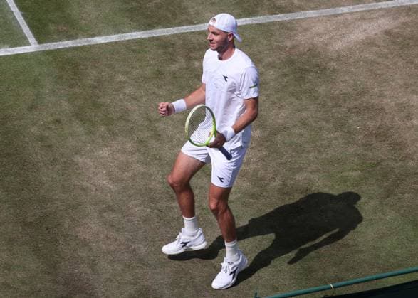 Jan-Lennard Struff (GER) jubelt nach dem Sieg, Jubel, Freude, Emotion Tennis - Wimbledon 2025 - Grand Slam ITF ATP, Tennis Herren WTA, Tennis Damen - AELTC - London - - Great Britain - 3 July 2025. Copyright: xJuergenxHasenkopfx