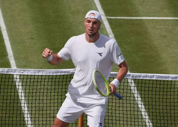 Jan-Lennard Struff (GER) jubelt nach dem Sieg, Jubel, Freude, Emotion Tennis - Wimbledon 2025 - Grand Slam ITF ATP, Tennis Herren WTA, Tennis Damen - AELTC - London - - Great Britain - 3 July 2025. Copyright: xJuergenxHasenkopfx