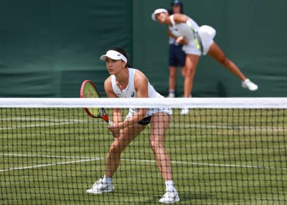 Alexandra Eala (PHI), Eva Lys (vorne), Damen Doppel, Women s Doubles Tennis - Wimbledon 2025 - Grand Slam ITF ATP, Tennis Herren WTA, Tennis Damen - AELTC - London - - Great Britain - 3 July 2025. Copyright: xJuergenxHasenkopfx