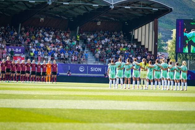 UEFA Women™s EURO 2025 Frauen EM: Vorrunde, 1. Spieltag - Belgien vs Italien - Stade de Tourbillon (Sion, Schweiz): Schweigeminute Sitten Kanton Wallis Schweiz *** UEFA Women™s EURO 2025 Womens EURO preliminary round, matchday 1 Belgium vs Italy Stade de Tourbillon Sion, Switzerland Minute of silence Sion Canton Valais Switzerland Copyright: xJOERANxSTEINSIEKx