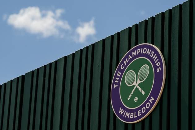 250703 General view of the Wimbledon logo during day 4 of Wimbledon on July 3, 2025 in London. Photo: Petter Arvidson BILDBYRAN kod PA PA1048 tennis wimbledon day 4 bbeng genre logga logotyp Copyright: PETTERxARVIDSON BB250703PA009