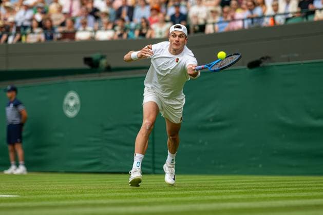 Tennis - Wimbledon Championship 2025 - Day 4 LONDON, ENGLAND - Thursday, July 3, 2025: Jack Draper (GBR) during the Gentlemen s Singles 2nd Round on Day Four of The Championships Wimbledon 2025 at the All England Lawn Tennis and Croquet Club. (Photo by Kirsten Holst Propaganda) LONDON All England Lawn Tennis and Croquet Club GREATER LONDON ENGLAND  Copyright: xKirstenxHolstx 2025-07-03-141-Wimbledon_2025_Day_4