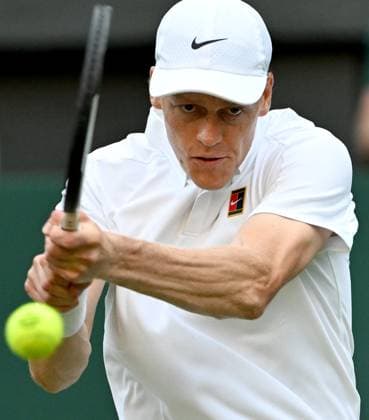 (250704) -- LONDON, July 4, 2025 -- Jannik Sinner hits a return during the men s singles second round match between Jannik Sinner of Italy and Aleksandar Vukic of Australia at the Wimbledon Tennis Championships in London, Britain, July 3, 2025. ) (SP)BRITAIN-LONDON-TENNIS-WIMBLEDON-MEN S SINGLES LixYing 