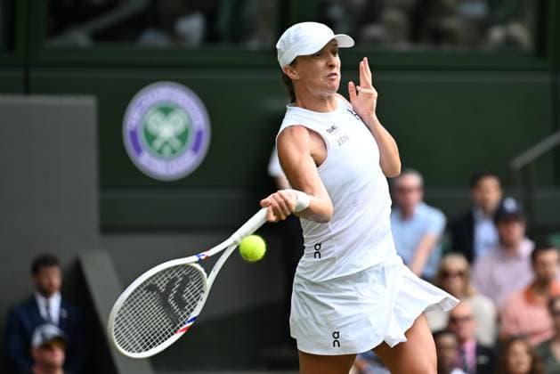 (250704) -- LONDON, July 4, 2025 -- Iga Swiatek hits a return during the women s singles second round match between Iga Swiatek of Poland and Caty McNally of the United States at the Wimbledon Tennis Championships in London, Britain, July 3, 2025. ) (SP)BRITAIN-LONDON-TENNIS-WIMBLEDON-WOMEN S SINGLES ZhaoxDingzhe 