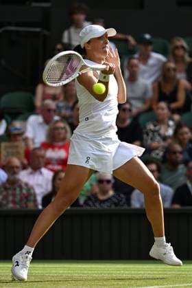 (250704) -- LONDON, July 4, 2025 -- Iga Swiatek hits a return during the women s singles second round match between Iga Swiatek of Poland and Caty McNally of the United States at the Wimbledon Tennis Championships in London, Britain, July 3, 2025. ) (SP)BRITAIN-LONDON-TENNIS-WIMBLEDON-WOMEN S SINGLES ZhaoxDingzhe 