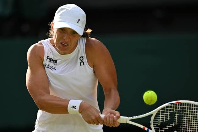 (250704) -- LONDON, July 4, 2025 -- Iga Swiatek hits a return during the women s singles second round match between Iga Swiatek of Poland and Caty McNally of the United States at the Wimbledon Tennis Championships in London, Britain, July 3, 2025. ) (SP)BRITAIN-LONDON-TENNIS-WIMBLEDON-WOMEN S SINGLES ZhaoxDingzhe 