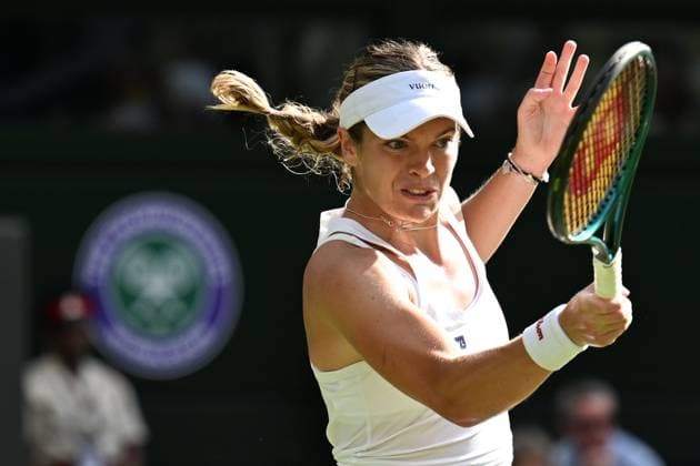 (250704) -- LONDON, July 4, 2025 -- Caty McNally hits a return during the women s singles second round match between Iga Swiatek of Poland and Caty McNally of the United States at the Wimbledon Tennis Championships in London, Britain, July 3, 2025. ) (SP)BRITAIN-LONDON-TENNIS-WIMBLEDON-WOMEN S SINGLES ZhaoxDingzhe 
