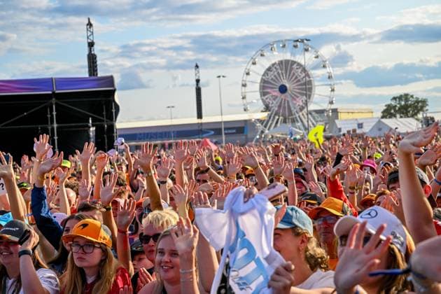 Formula 1 Launch Event, Drivers Silverstone, UK, 03 July, 2025. 03 July 2025. Fans at the ebay Main Stage for the Launch Event at the Formula 1 Qatar Airways British Grand Prix at Silverstone, Northamptonshire, UK., Credit:Lee Floyd Avalon UK, Northamptonshire, Silverstone  Copyright: xLeexFloydx xAvalonx 1018158668