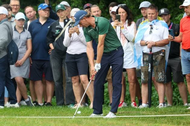 Marcel Siem (GER) schlaegt aus dem Rough, 36. BMW International Open 2025, Golf, DP World Tour, Herren, Runde 2, 04.07.2025 Eichenried Bayern Deutschland