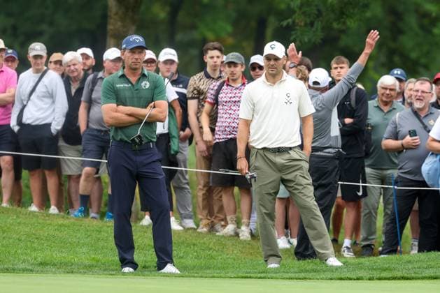 l-r: Marcel Siem (GER), Martin Kaymer (GER) am Gruen, 36. BMW International Open 2025, Golf, DP World Tour, Herren, Runde 2, 04.07.2025 Eichenried Bayern Deutschland