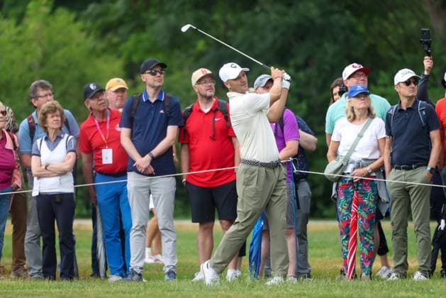 Martin Kaymer (GER) schlaegt aus dem Rough, 36. BMW International Open 2025, Golf, DP World Tour, Herren, Runde 2, 04.07.2025 Eichenried Bayern Deutschland