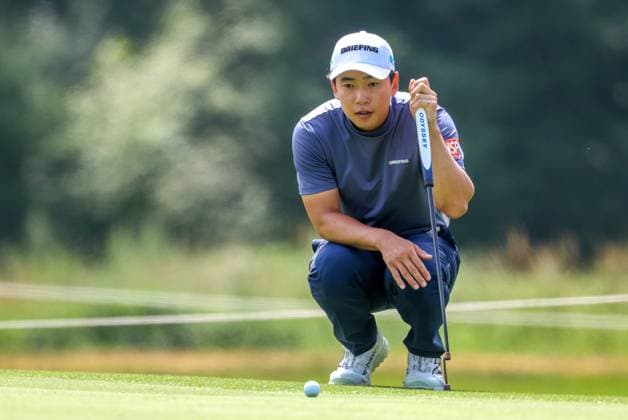 Yuto Katsuragawa (JPN) beim lesen der Puttlinie, 36. BMW International Open 2025, Golf, DP World Tour, Herren, Runde 2, 04.07.2025 Eichenried Bayern Deutschland