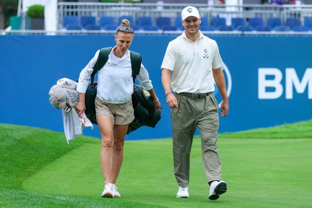 Golf DP World Tour European Tour Tag 2 BMW International Open 2025 am 04.07.2025 im Golf Club Eichenried Caddie Irene Kaymer, links - Martin Kaymer ( Deutschland), rechts