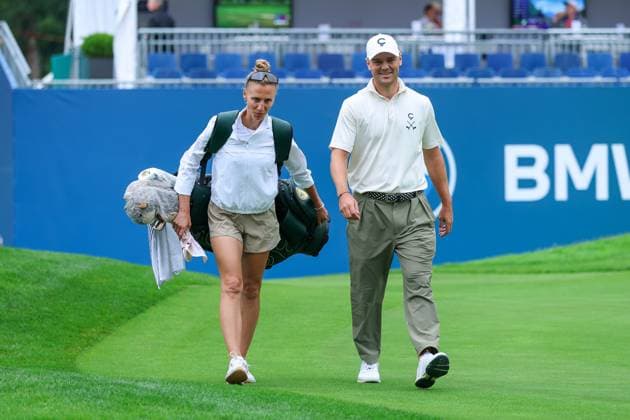 Golf DP World Tour European Tour Tag 2 BMW International Open 2025 am 04.07.2025 im Golf Club Eichenried Caddie Irene Kaymer, links - Martin Kaymer ( Deutschland), rechts