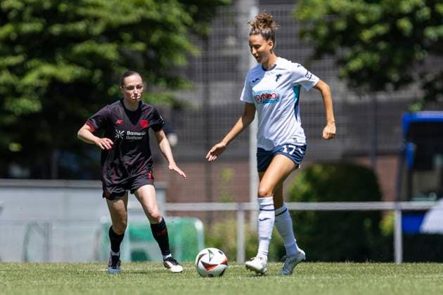 Testspiel Frauen: TSG 1899 Hoffenheim - Bayer 04 Leverkusen; 04.07.2025 Franziska Harsch (TSG 1899 Hoffenheim, 17), Shen Menglu (Bayer 04 Leverkusen, 28) im Testspiel der Frauenmannschaften der TSG 1899 Hoffenheim und Bayer 04 Leverkusen am 04.07.2025 im Schulstadion in Westerburg Copyright: xBEAUTIFULxSPORTS Meuselx