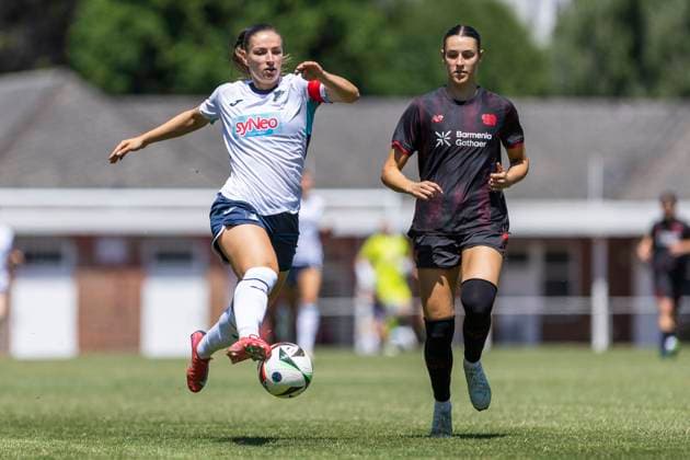 Testspiel Frauen: TSG 1899 Hoffenheim - Bayer 04 Leverkusen; 04.07.2025 Melissa Kössler (TSG 1899 Hoffenheim, 25), Selina Ostermeier (Bayer 04 Leverkusen, 2) im Testspiel der Frauenmannschaften der TSG 1899 Hoffenheim und Bayer 04 Leverkusen am 04.07.2025 im Schulstadion in Westerburg Copyright: xBEAUTIFULxSPORTS Meuselx