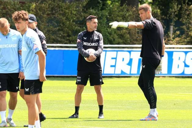DEU, DFL, 2. FBL Hertha BSC, Training, 04.07.2025, Sportforum, Berlin, DEU, DFL, 2. FBL Hertha BSC, Training, im Bild Cheftrainer Stefan Leitl (Hertha BSC Berlin), Dennis Smarsch (Hertha BSC Berlin 12) DFL - regulations prohibit any use of Photographs as image sequences and or quasi-video