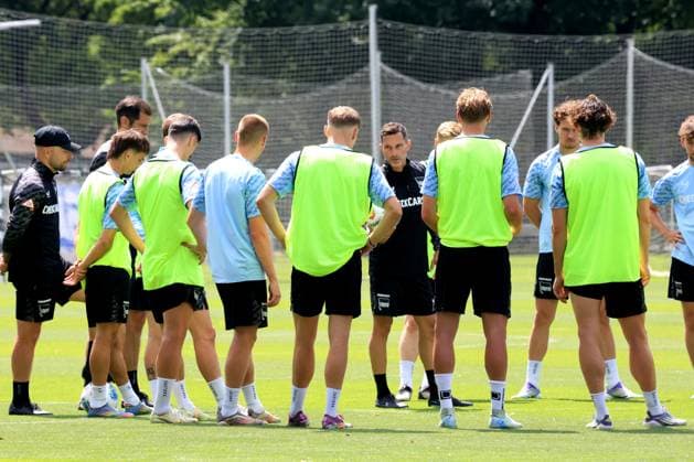 DEU, DFL, 2. FBL Hertha BSC, Training, 04.07.2025, Sportforum, Berlin, DEU, DFL, 2. FBL Hertha BSC, Training, im Bild Cheftrainer Stefan Leitl (Hertha BSC Berlin) , Hertha-Spielerkreis DFL - regulations prohibit any use of Photographs as image sequences and or quasi-video