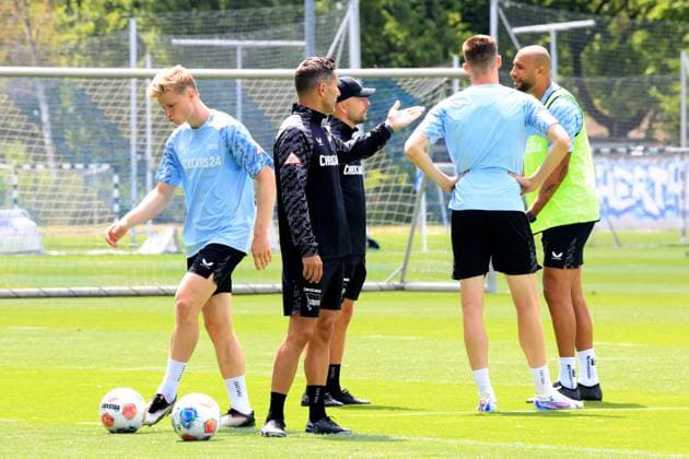 DEU, DFL, 2. FBL Hertha BSC, Training, 04.07.2025, Sportforum, Berlin, DEU, DFL, 2. FBL Hertha BSC, Training, im Bild Cheftrainer Stefan Leitl (Hertha BSC Berlin), Co-Trainer Patrick Ebert (Hertha BSC Berlin), John Anthony Brooks (Hertha BSC Berlin 25), Julian Eitschberger (Hertha BSC Berlin 2) DFL - regulations prohibit any use of Photographs as image sequences and or quasi-video