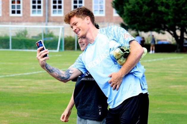 DEU, DFL, 2. FBL Hertha BSC, Training, 04.07.2025, Sportforum, Berlin, DEU, DFL, 2. FBL Hertha BSC, Training, im Bild Sebastian Groenning (Hertha BSC Berlin 17), Fan DFL - regulations prohibit any use of Photographs as image sequences and or quasi-video
