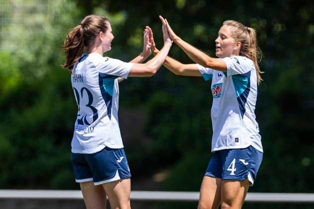 Testspiel Frauen: TSG 1899 Hoffenheim - Bayer 04 Leverkusen; 04.07.2025 Lisann Kaut (TSG 1899 Hoffenheim, 4) jubelt nach ihrem Tor zum 1:0 mit Chiara Hahn (TSG 1899 Hoffenheim, 23) im Testspiel der Frauenmannschaften der TSG 1899 Hoffenheim und Bayer 04 Leverkusen am 04.07.2025 im Schulstadion in Westerburg Copyright: xBEAUTIFULxSPORTS Meuselx