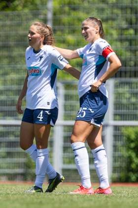 Testspiel Frauen: TSG 1899 Hoffenheim - Bayer 04 Leverkusen; 04.07.2025 Lisann Kaut (TSG 1899 Hoffenheim, 4) jubelt nach ihrem Tor zum 1:0 mit Melissa Kössler (TSG 1899 Hoffenheim, 25) im Testspiel der Frauenmannschaften der TSG 1899 Hoffenheim und Bayer 04 Leverkusen am 04.07.2025 im Schulstadion in Westerburg Copyright: xBEAUTIFULxSPORTS Meuselx