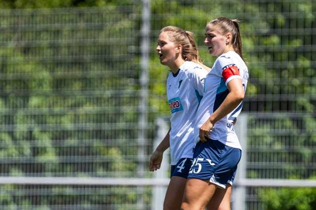 Testspiel Frauen: TSG 1899 Hoffenheim - Bayer 04 Leverkusen; 04.07.2025 Lisann Kaut (TSG 1899 Hoffenheim, 4) jubelt nach ihrem Tor zum 1:0 mit Melissa Kössler (TSG 1899 Hoffenheim, 25) im Testspiel der Frauenmannschaften der TSG 1899 Hoffenheim und Bayer 04 Leverkusen am 04.07.2025 im Schulstadion in Westerburg Copyright: xBEAUTIFULxSPORTS Meuselx