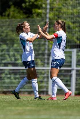 Testspiel Frauen: TSG 1899 Hoffenheim - Bayer 04 Leverkusen; 04.07.2025 Lisann Kaut (TSG 1899 Hoffenheim, 4) jubelt nach ihrem Tor zum 1:0 mit Melissa Kössler (TSG 1899 Hoffenheim, 25) im Testspiel der Frauenmannschaften der TSG 1899 Hoffenheim und Bayer 04 Leverkusen am 04.07.2025 im Schulstadion in Westerburg Copyright: xBEAUTIFULxSPORTS Meuselx