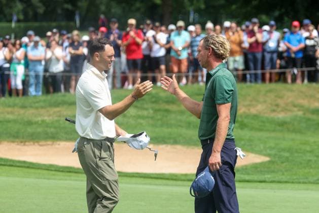 l-r: Martin Kaymer (GER) und Marcel Siem (GER) geben sich die Haende nach der Runde, 36. BMW International Open 2025, Golf, DP World Tour, Herren, Runde 2, 04.07.2025 Eichenried Bayern Deutschland