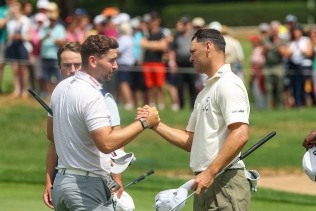 l-r: Nicolai von Dellingshausen (GER) und Martin Kaymer (GER) geben sich die Haende nach der Runde, 36. BMW International Open 2025, Golf, DP World Tour, Herren, Runde 2, 04.07.2025 Eichenried Bayern Deutschland